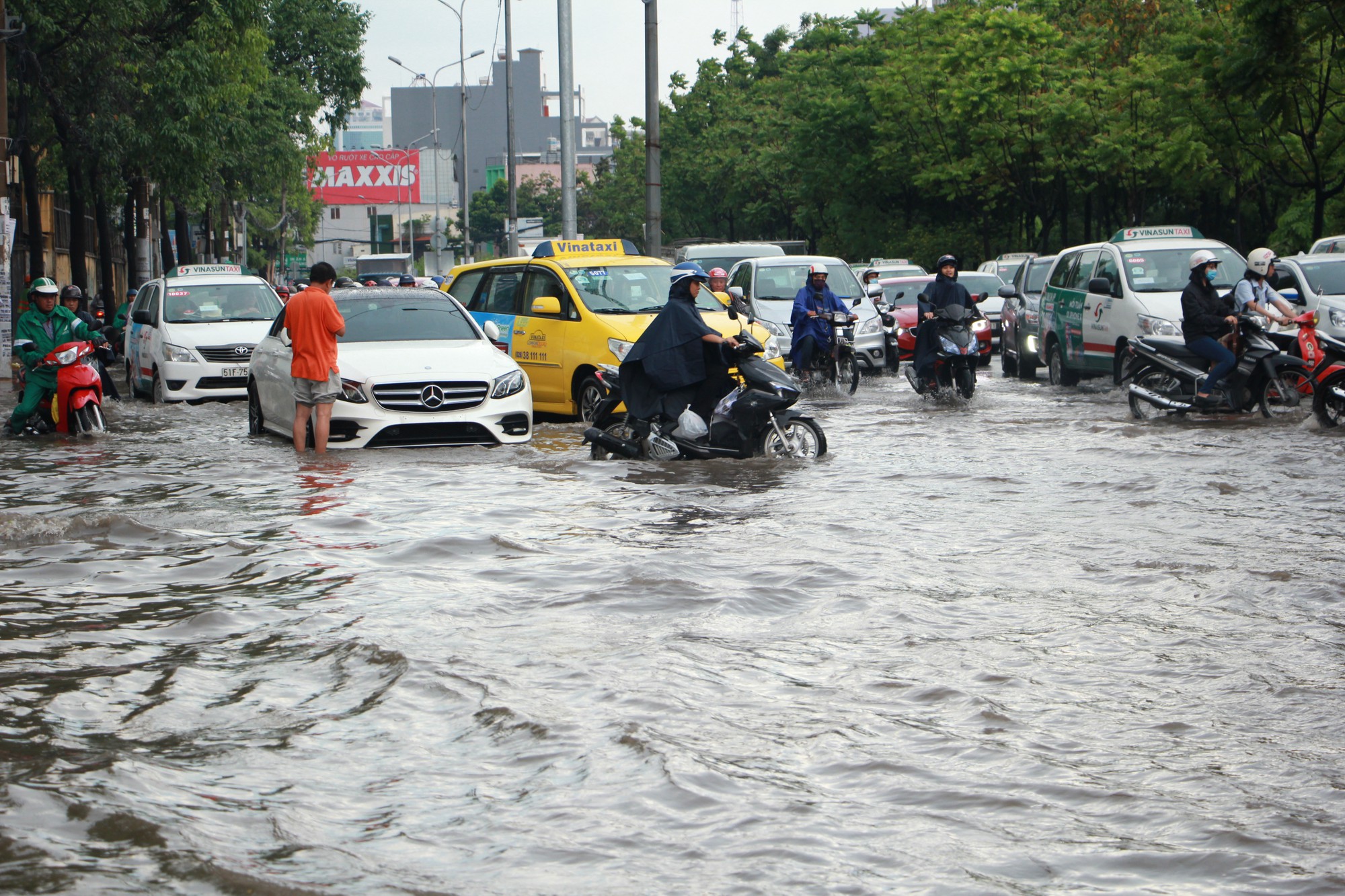Vì sao TP HCM chi ngàn tỉ nhưng vẫn ngập?