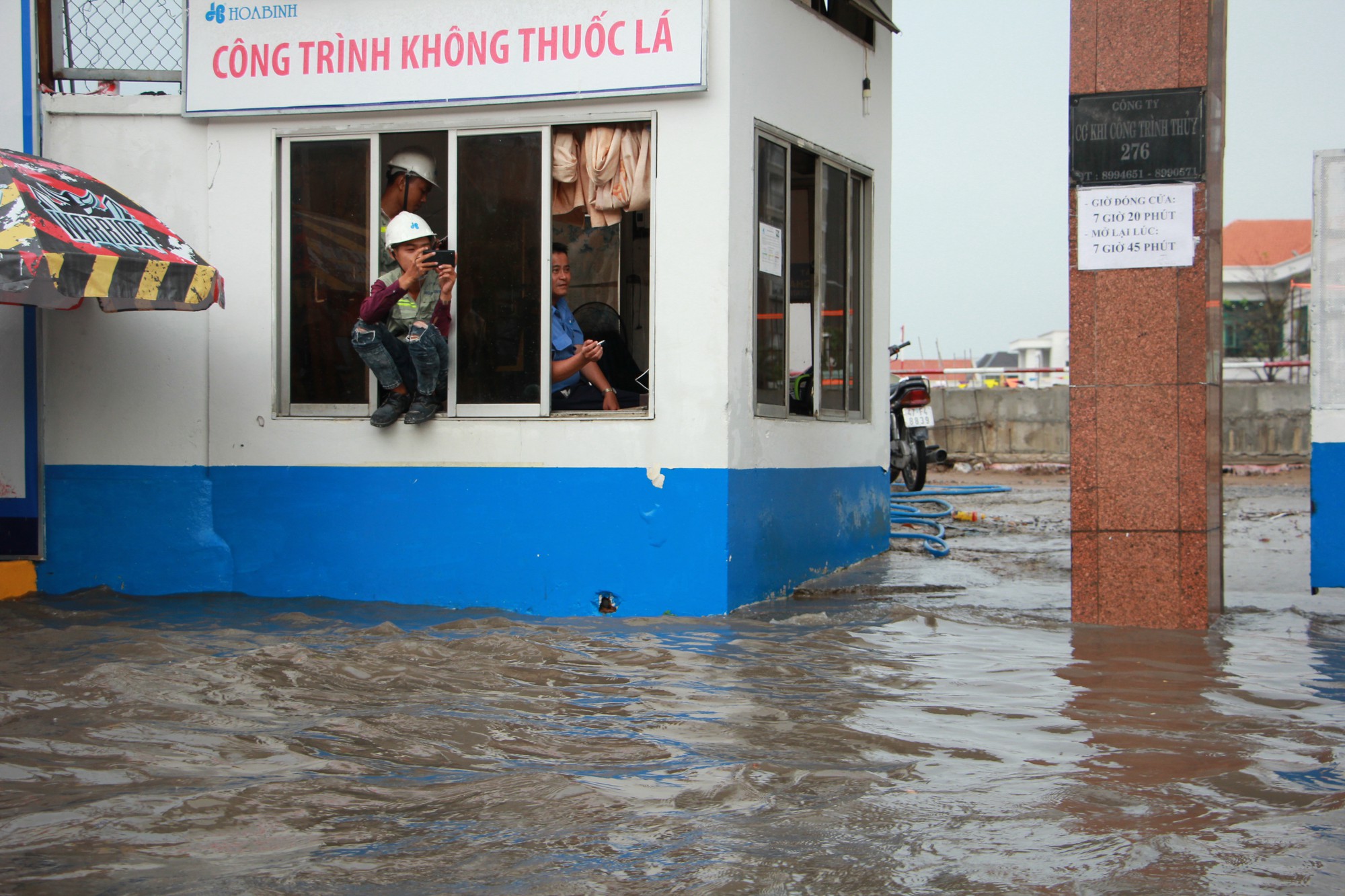 Mới k&yacute; hợp đồng thu&ecirc; m&aacute;y bơm, đường Nguyễn Hữu Cảnh vẫn th&agrave;nh s&ocirc;ng - Ảnh 8.