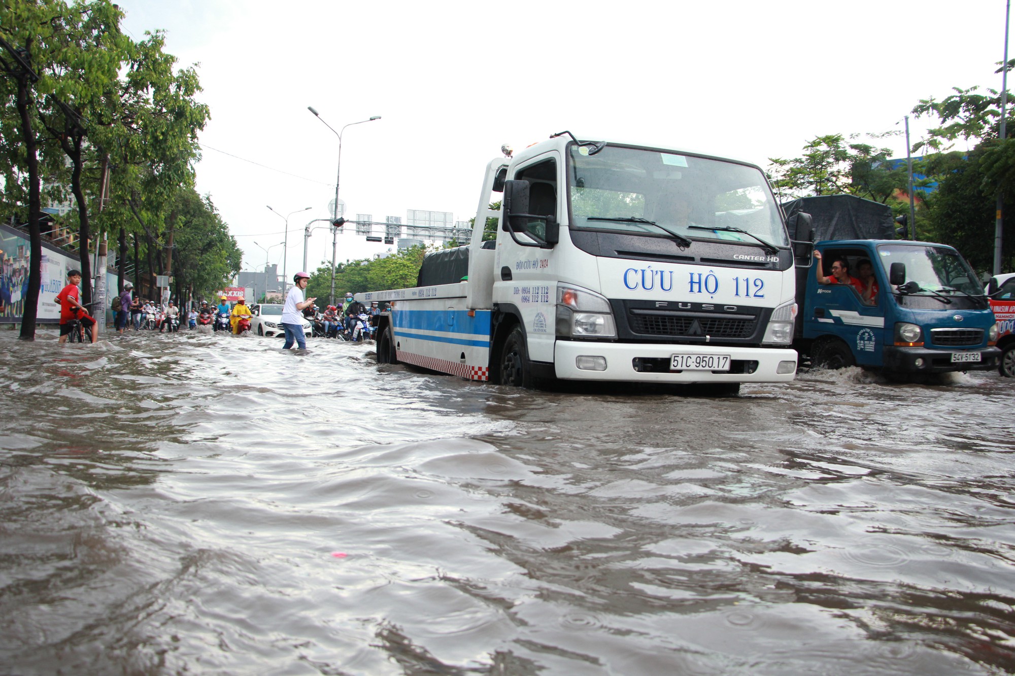Mới ký hợp đồng thuê máy bơm, đường Nguyễn Hữu Cảnh vẫn thành sông
