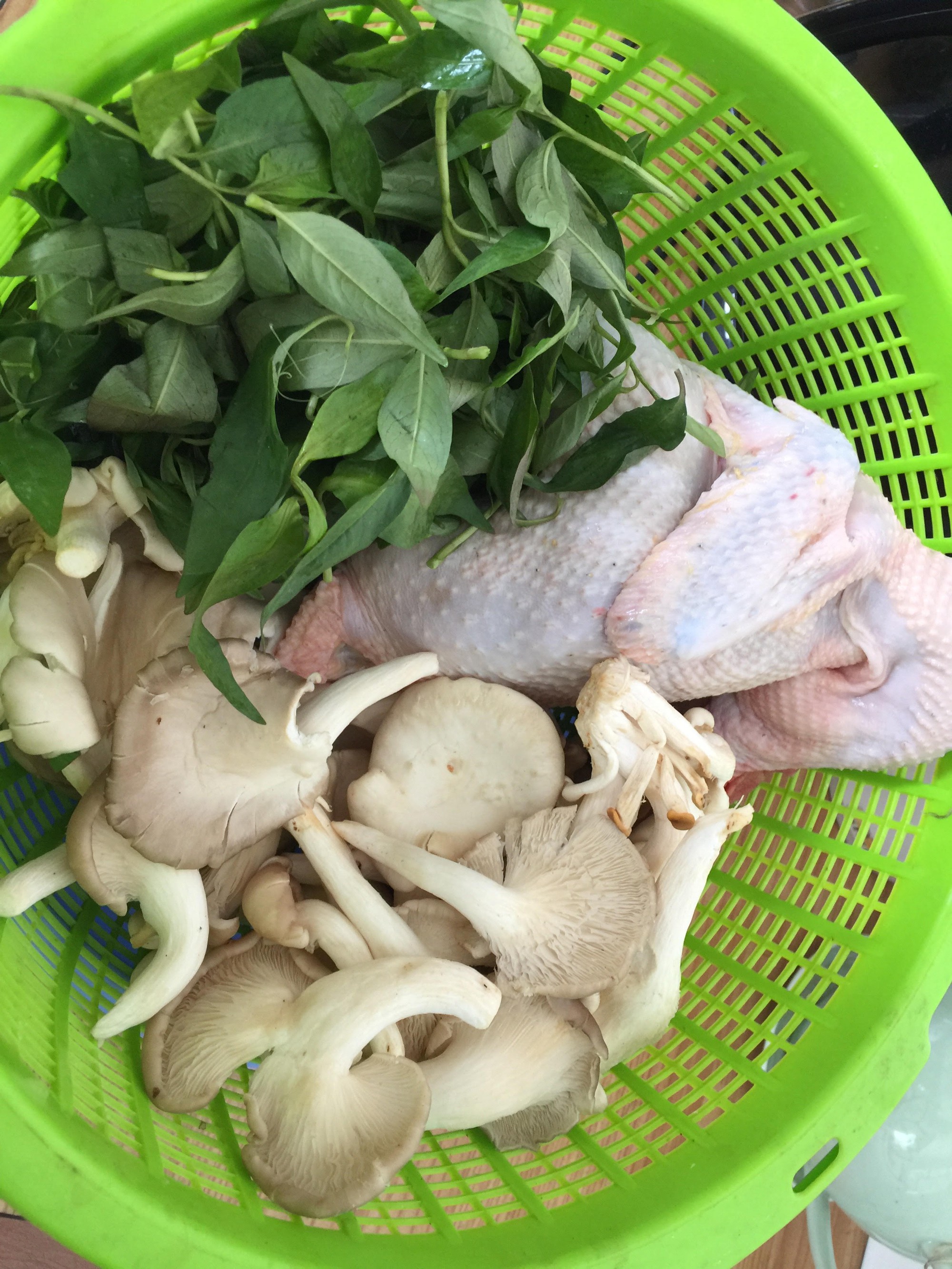 G&agrave; che hầm nấm b&agrave;o ngư, thơm ngon ngất ng&acirc;y - Ảnh 1.