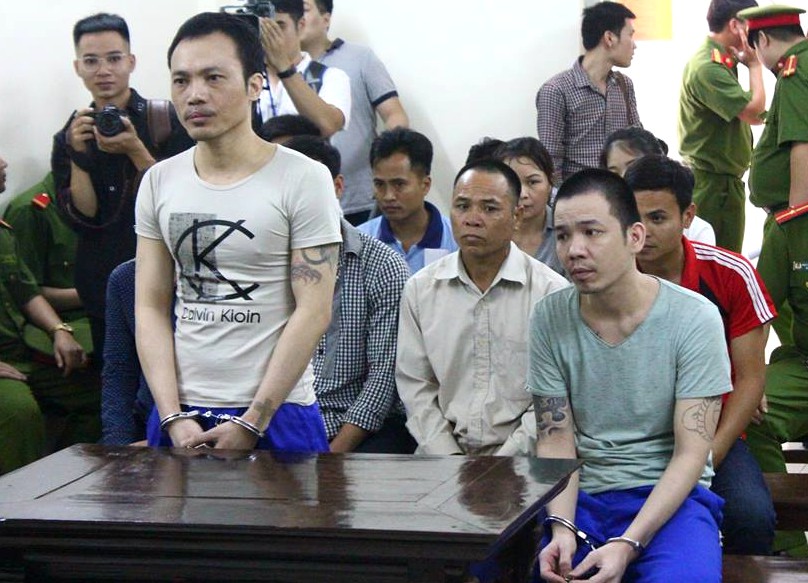 2 tử tù bỏ trốn khỏi phòng biệt giam bị còng tay, chân tới tòa - Ảnh 2.