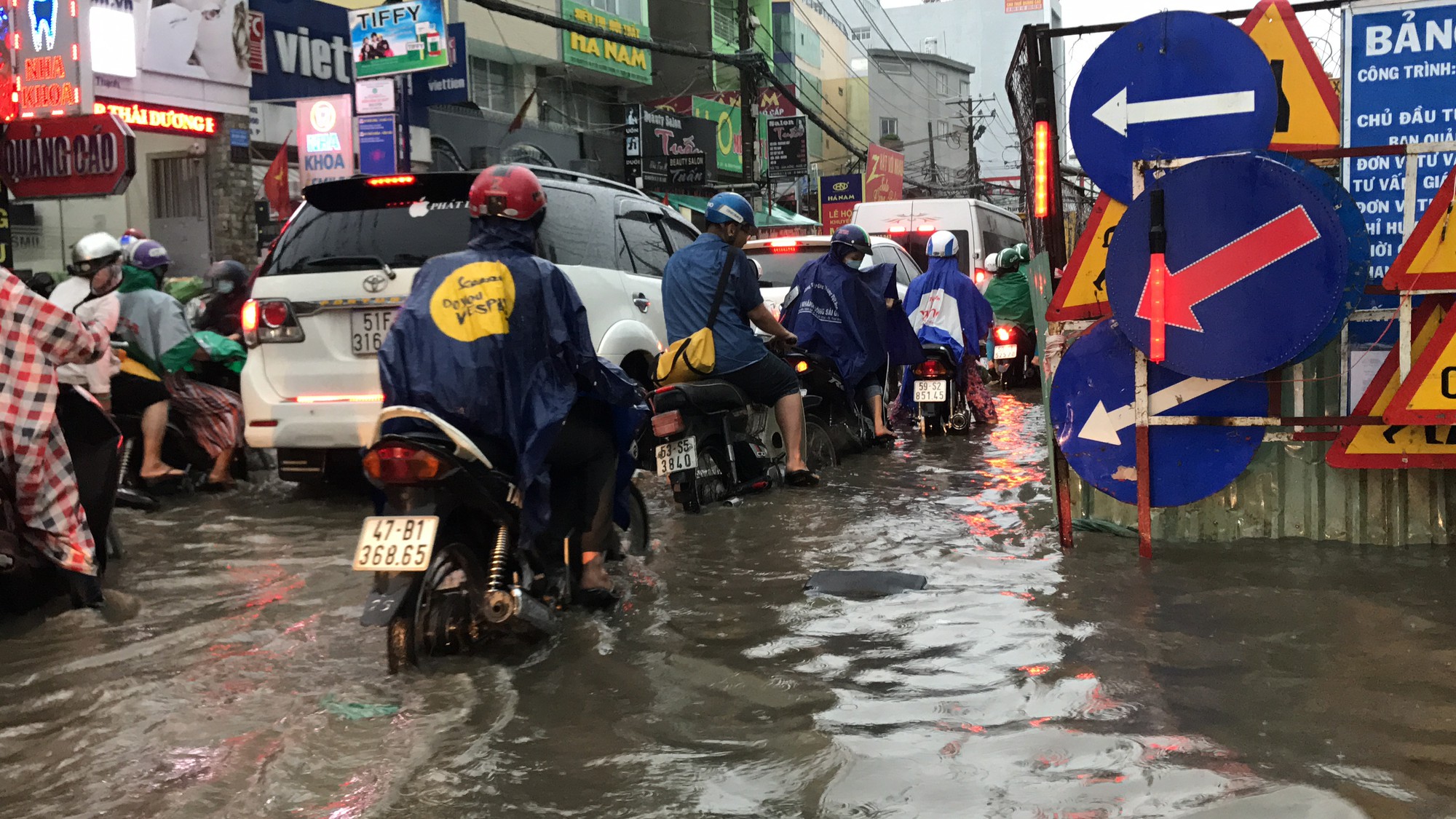 TP HCM: Đường th&agrave;nh s&ocirc;ng, người d&acirc;n dắt xe b&igrave; b&otilde;m về nh&agrave; - Ảnh 3.
