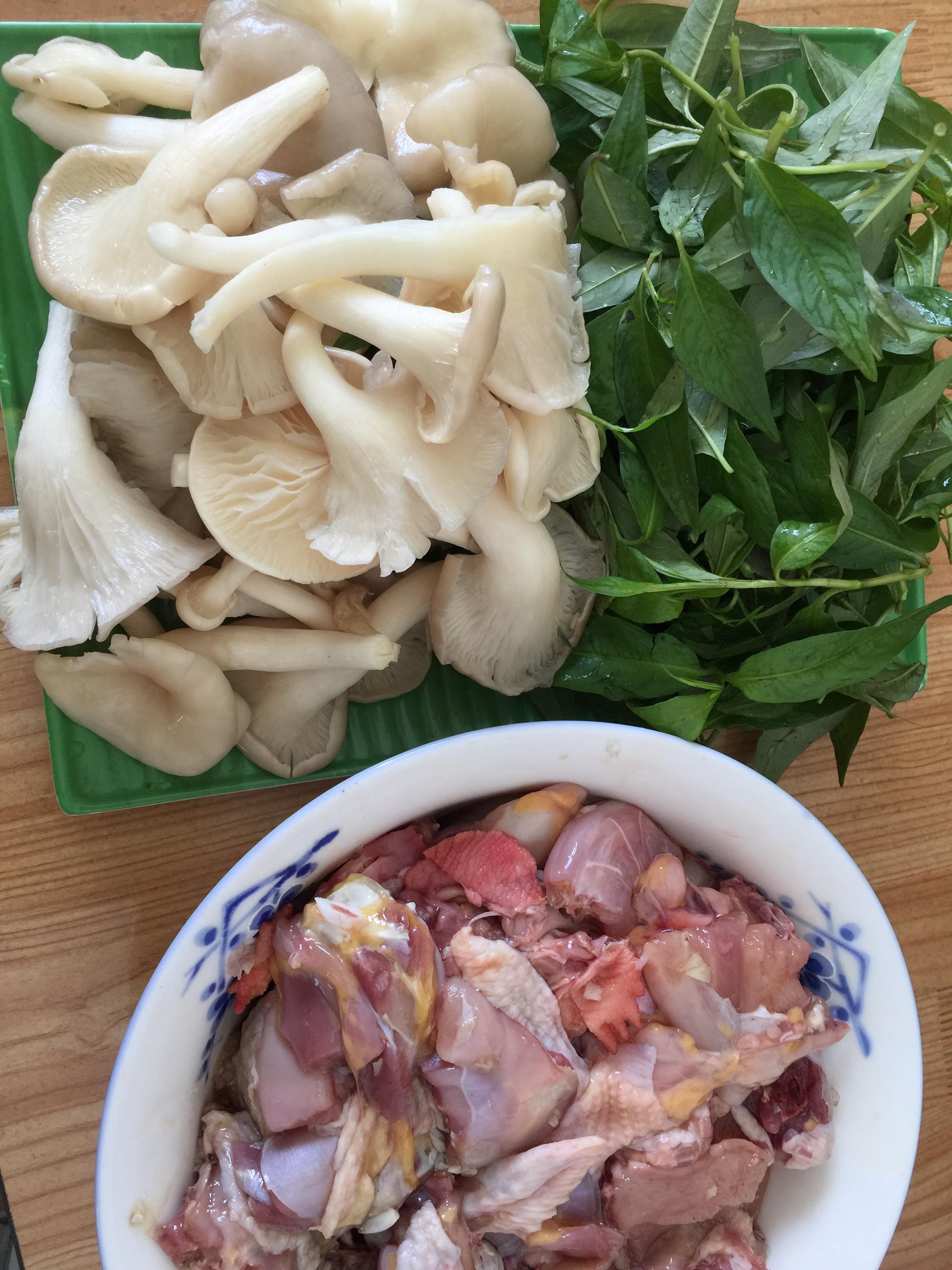 G&agrave; che hầm nấm b&agrave;o ngư, thơm ngon ngất ng&acirc;y - Ảnh 2.