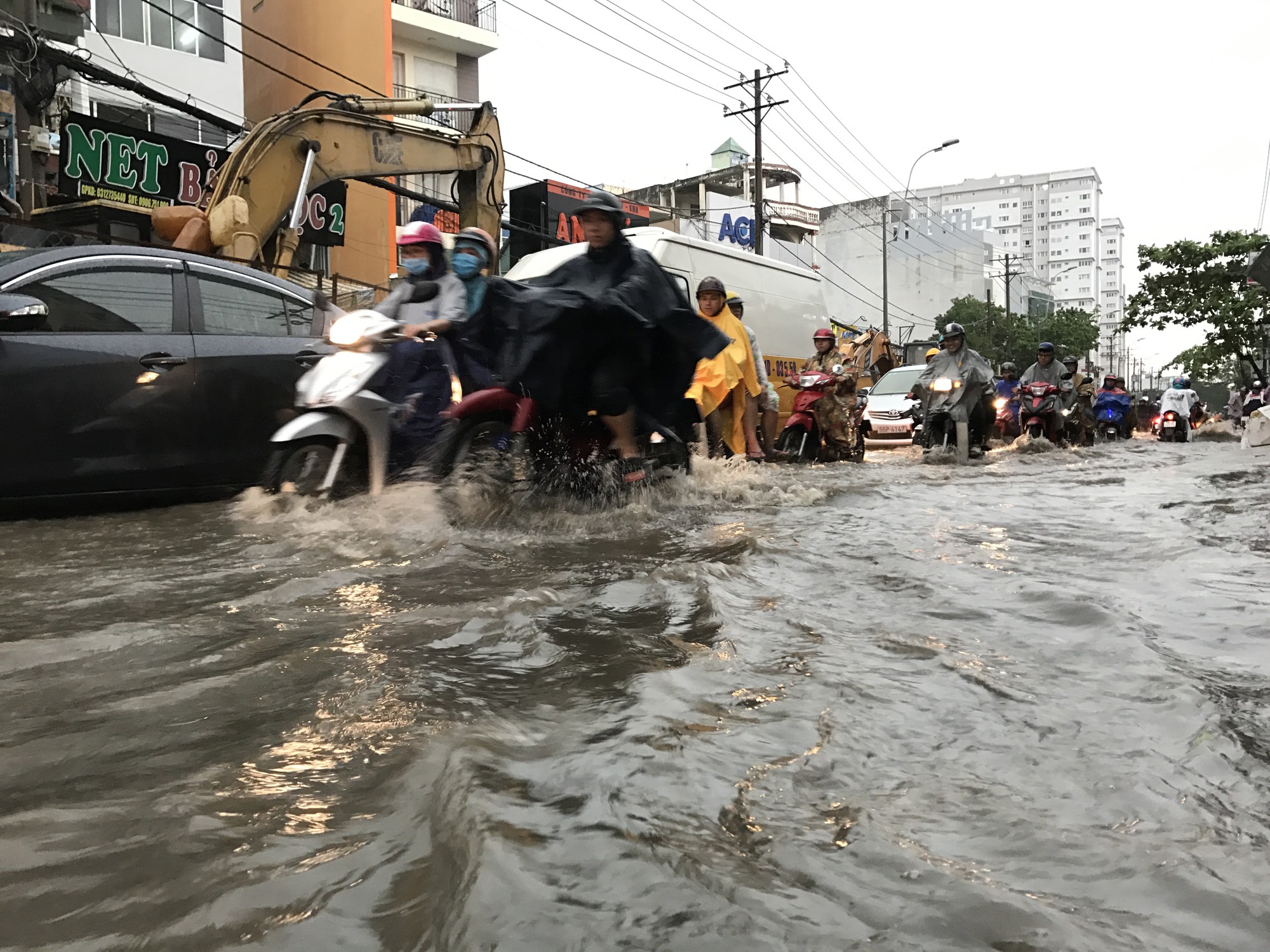 TP HCM: Đường thành sông, người dân dắt xe bì bõm về nhà