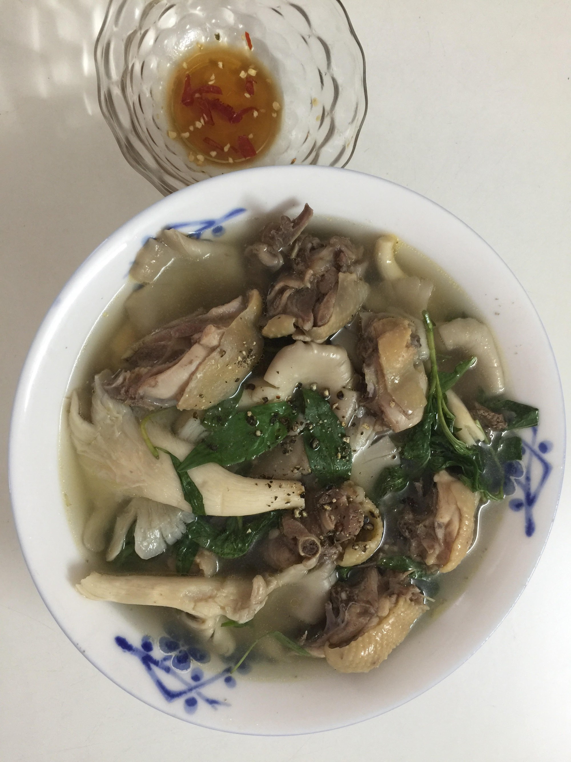 G&agrave; che hầm nấm b&agrave;o ngư, thơm ngon ngất ng&acirc;y - Ảnh 4.