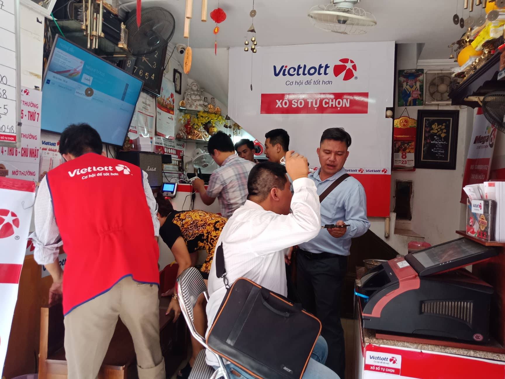 Nườm nượp đến mua vé cầu may tại đại lý Vietlott bán vé trúng gần 304 tỉ đồng