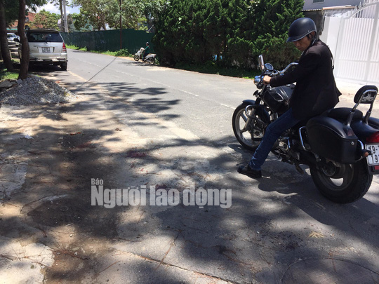 Tưởng lựu đạn giả cầm chơi, kh&ocirc;ng ngờ nổ thật - Ảnh 2.