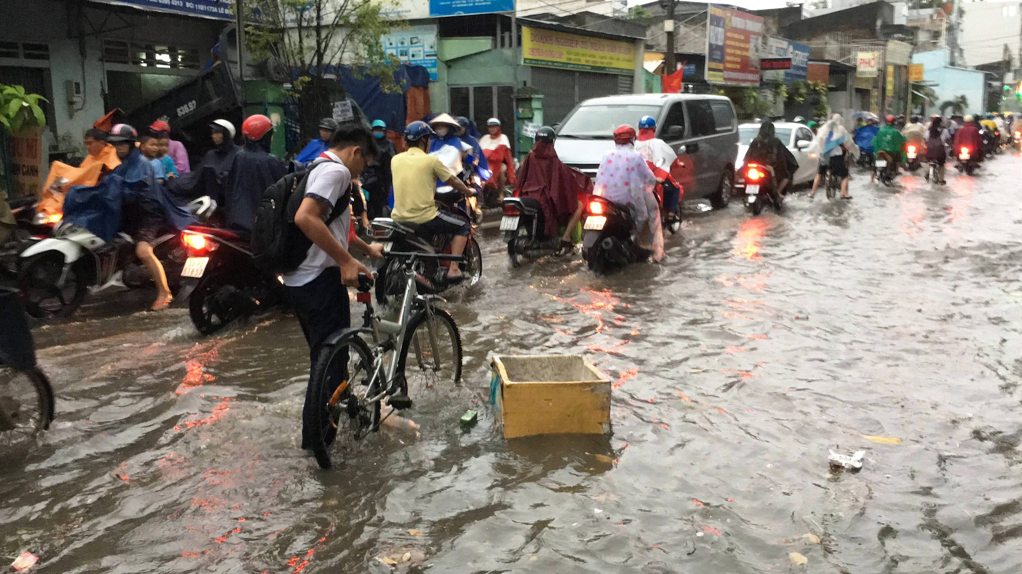 TP HCM: Đường th&agrave;nh s&ocirc;ng, người d&acirc;n dắt xe b&igrave; b&otilde;m về nh&agrave; - Ảnh 5.