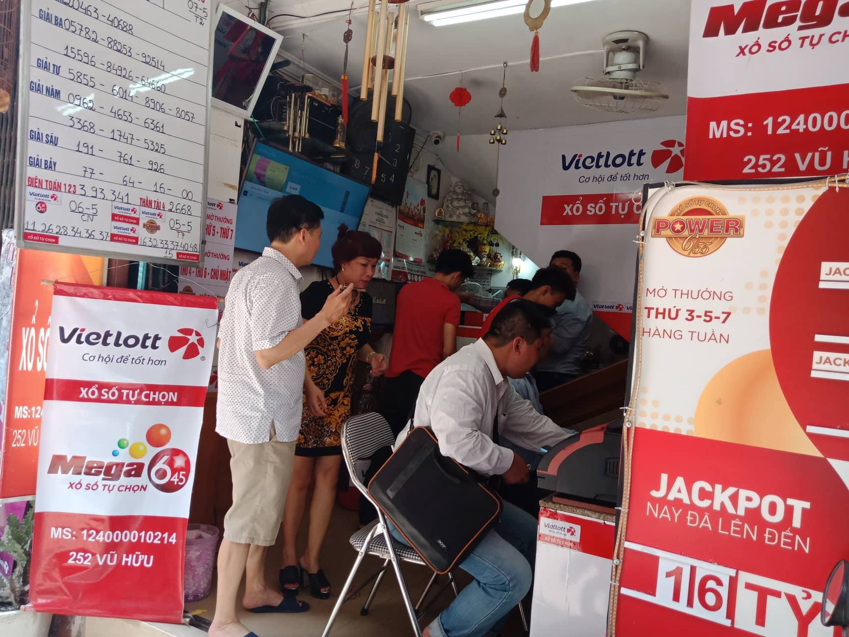 Nườm nượp đến mua vé cầu may tại đại lý Vietlott bán vé trúng gần 304 tỉ đồng - Ảnh 5.