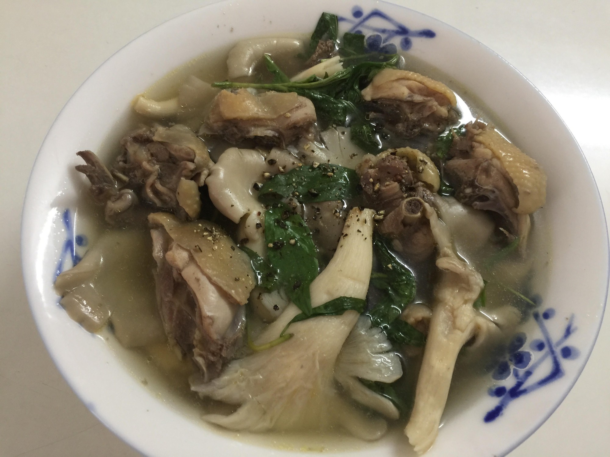 Gà che hầm nấm bào ngư, thơm ngon ngất ngây