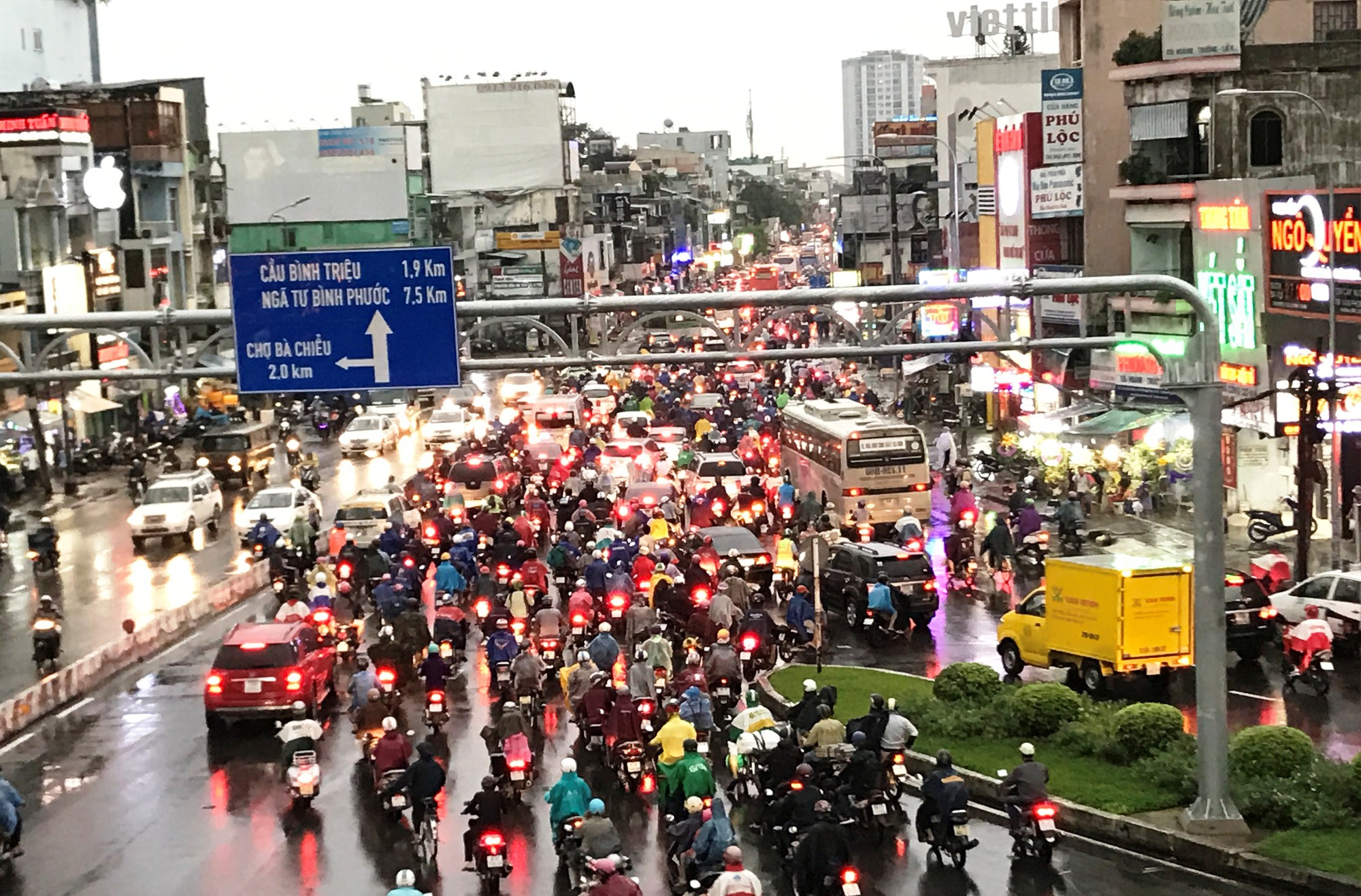 TP HCM: Đường th&agrave;nh s&ocirc;ng, người d&acirc;n dắt xe b&igrave; b&otilde;m về nh&agrave; - Ảnh 7.