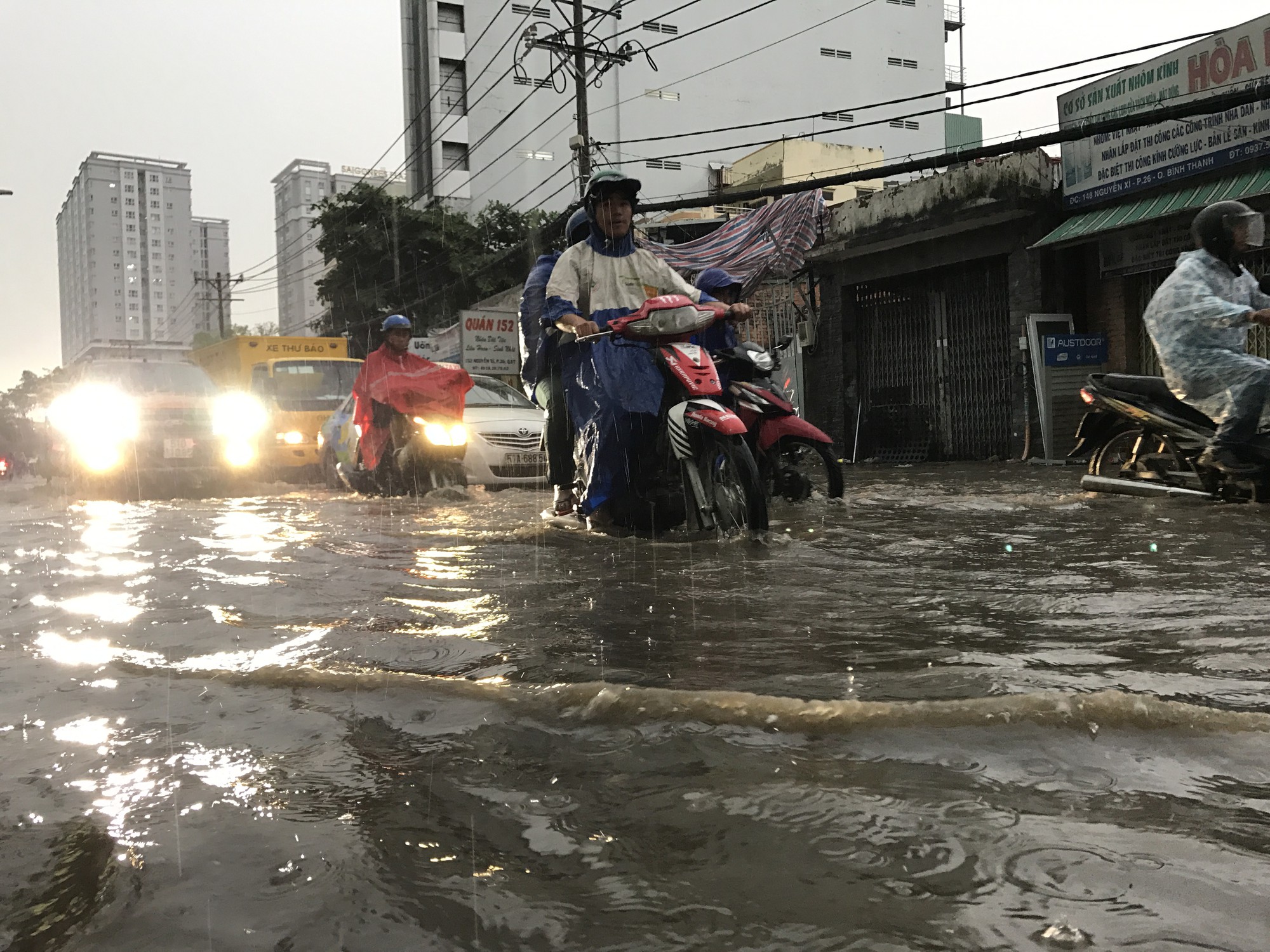TP HCM: Đường th&agrave;nh s&ocirc;ng, người d&acirc;n dắt xe b&igrave; b&otilde;m về nh&agrave; - Ảnh 6.