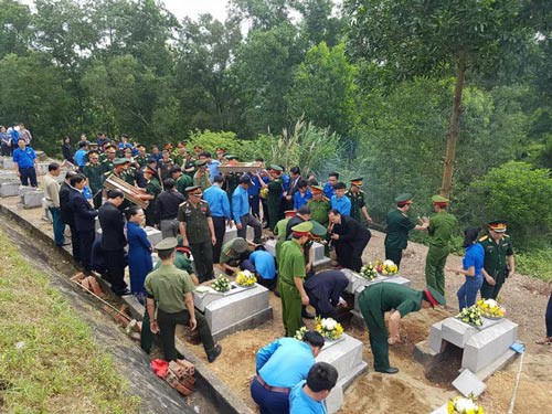 Đưa hài cốt 12 quân nhân tình nguyện về đất mẹ