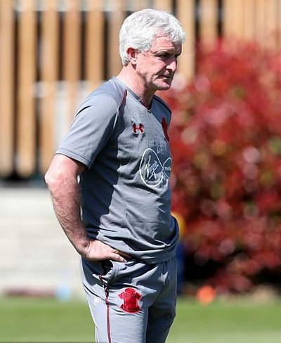 Swansea v&agrave; tr&ograve; bẩn với Southampton trước trận chiến trụ hạng - Ảnh 3.