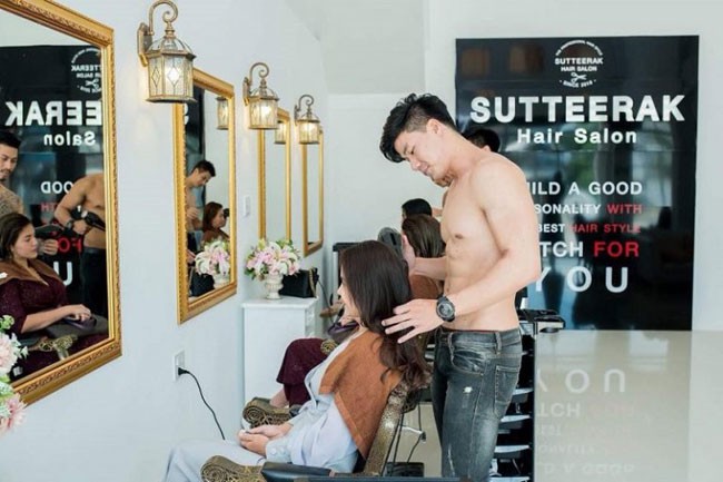 Salon Th&aacute;i Lan thu&ecirc; trai đẹp cởi trần gội đầu cho kh&aacute;ch - Ảnh 3.