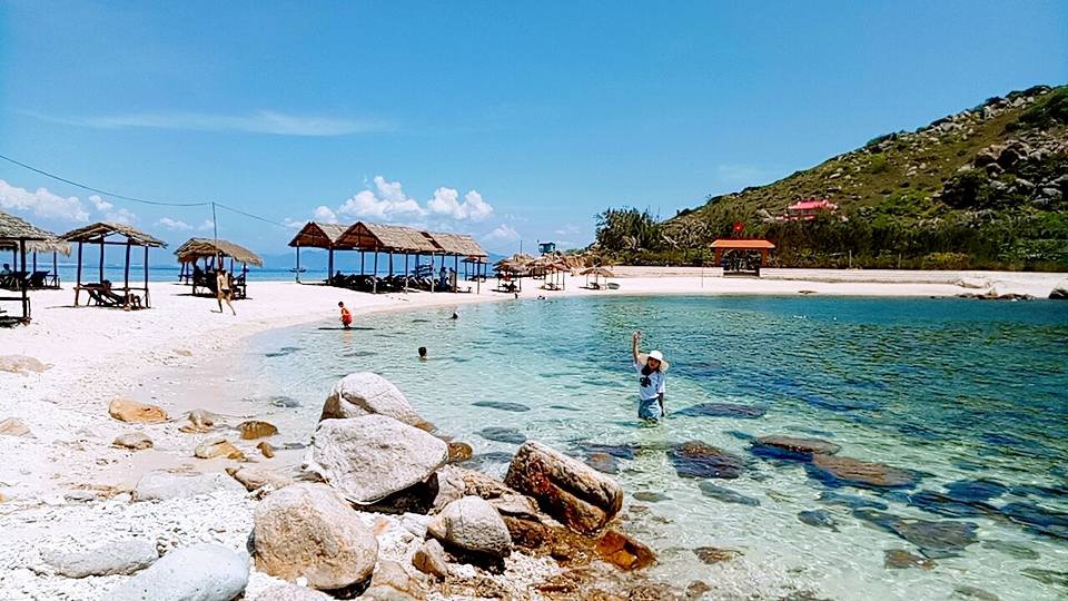Ghé Nha Trang hè này, khám phá "bãi tắm đôi" duy nhất ở Việt Nam