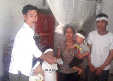 Vợ bỏ nhà đi để lại 3 con nhỏ, chồng treo cổ trong vườn nhà