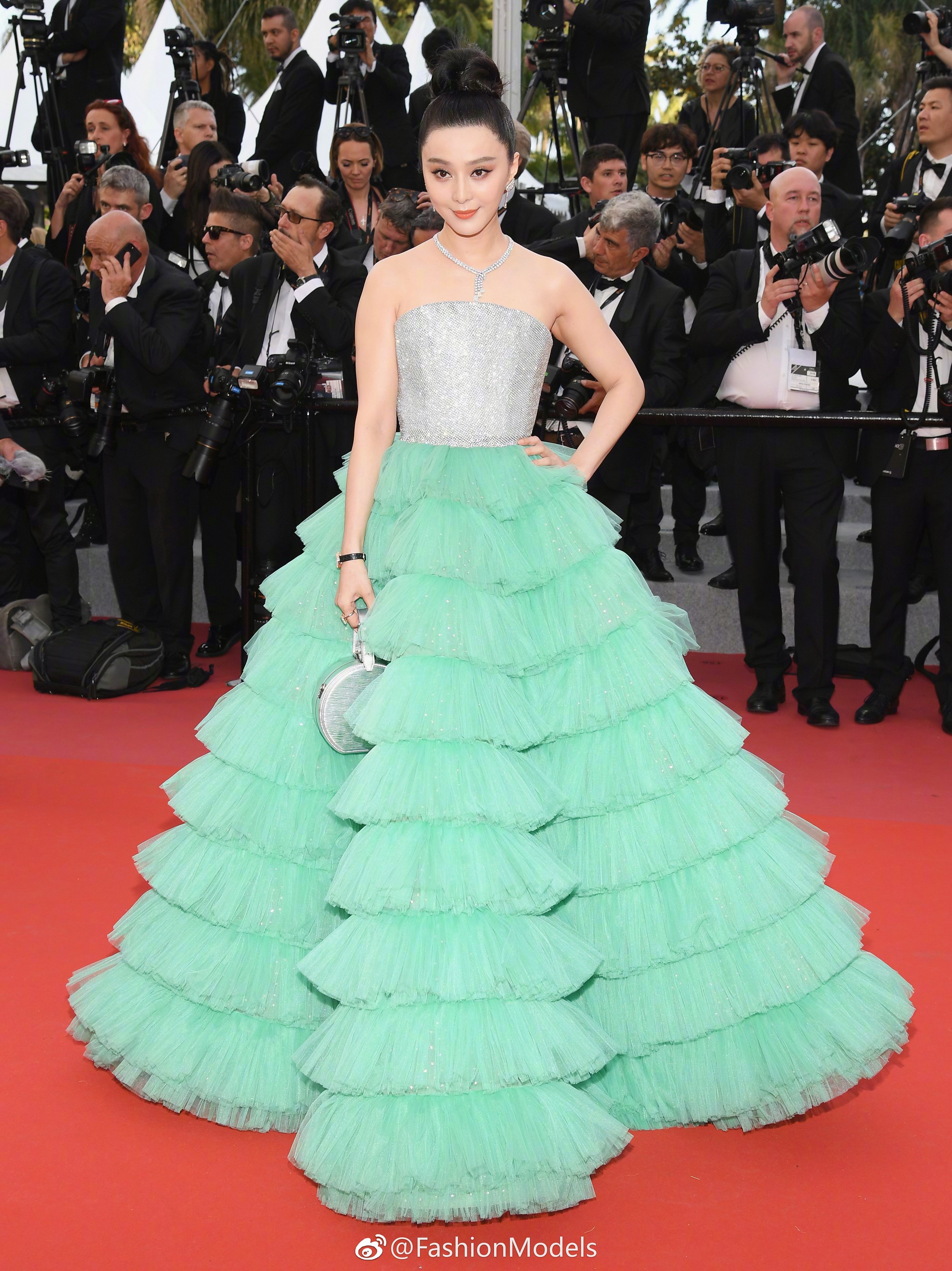 Chiêu hở bạo, giả té ngã của mỹ nhân trên thảm đỏ Cannes 71 - Ảnh 14.