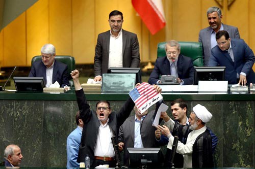 Vụ hạt nh&acirc;n Iran: Mỹ tự bắn v&agrave;o ch&acirc;n - Ảnh 1.