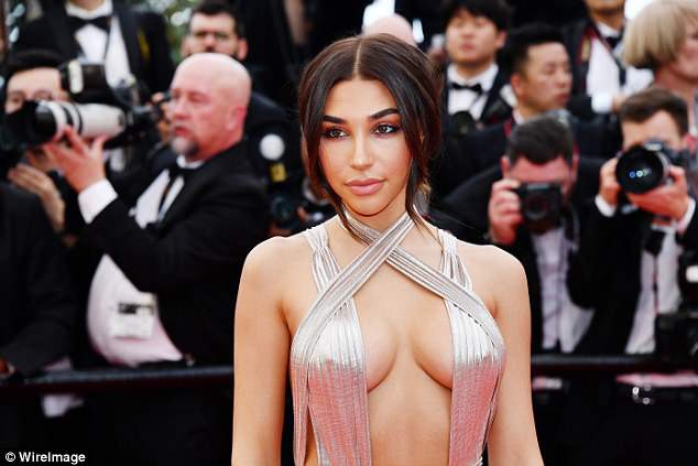 Chiêu hở bạo, giả té ngã của mỹ nhân trên thảm đỏ Cannes 71 - Ảnh 1.