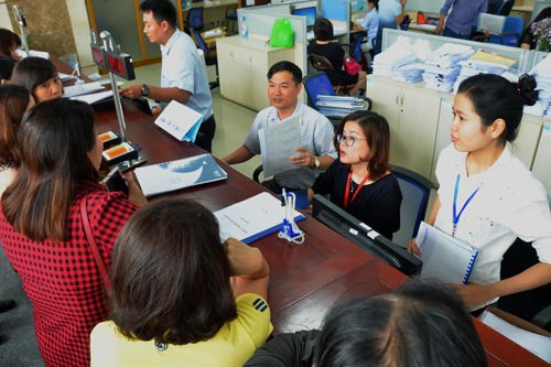 Cải c&aacute;ch tiền lương(*): C&aacute;n bộ, c&ocirc;ng chức phải sống được bằng lương! - Ảnh 1.