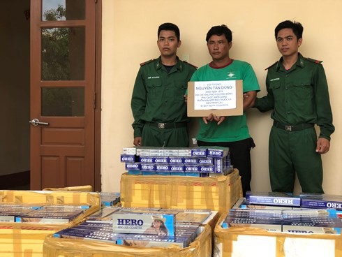 Hơn 6 giờ mật phục, lực lượng biên phòng Phú Quốc bắt quả tang 7 thùng hàng cấm - Ảnh 1.