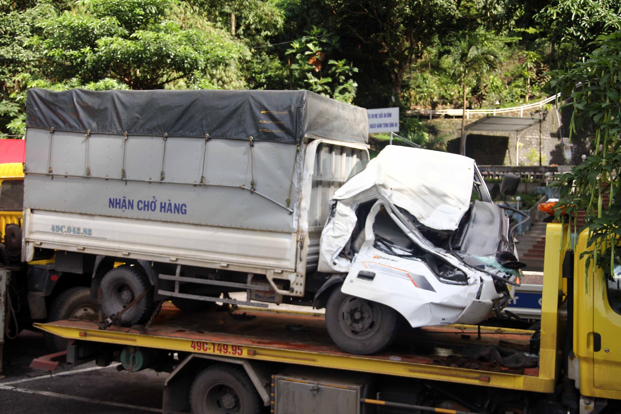 Container tông xe tải lao vào vách núi trên đèo Bảo Lộc - Ảnh 2.