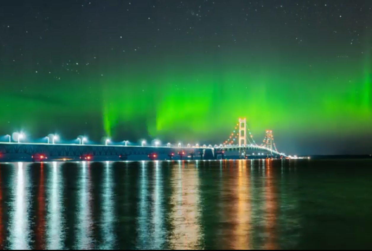 Cực quang tuyệt đẹp bao phủ cầu Mackinac nổi tiếng