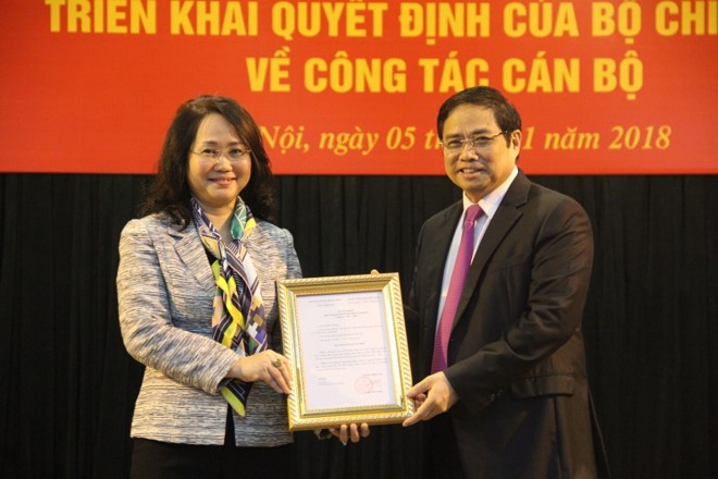Trao quyết định cho tân Bí thư Tỉnh ủy Lạng Sơn