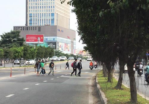 Nhiều người vẫn đi bộ sai luật - Ảnh 1.