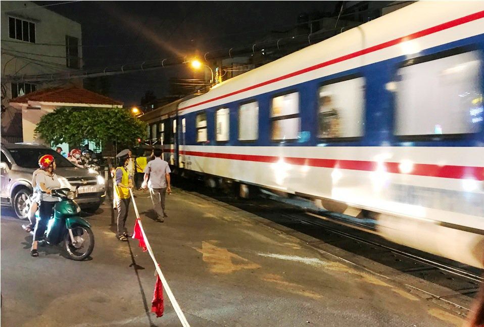 “Xế hộp” lao qua đường ngang khi gác chắn đã đóng