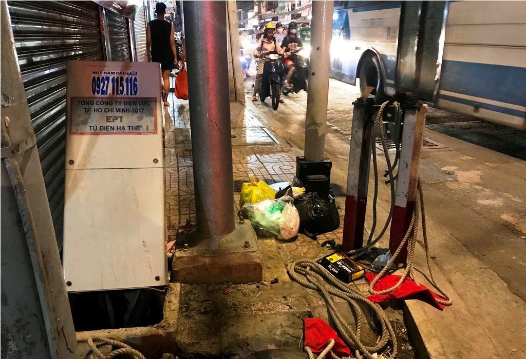 Lao qua đường ngang khi gác chắn đã đóng, “xế hộp” thoát đầu tàu trong tích tắc - Ảnh 2.