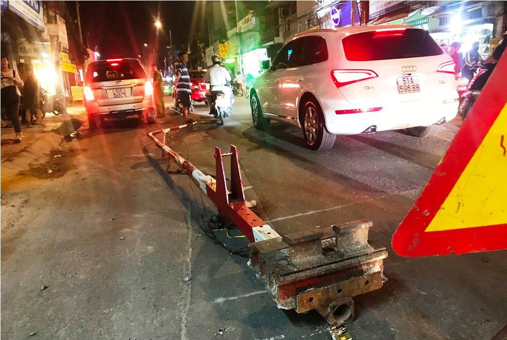 Lao qua đường ngang khi gác chắn đã đóng, “xế hộp” thoát đầu tàu trong tích tắc - Ảnh 1.