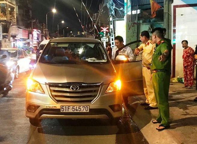 Lao qua đường ngang khi gác chắn đã đóng, “xế hộp” thoát đầu tàu trong tích tắc - Ảnh 3.