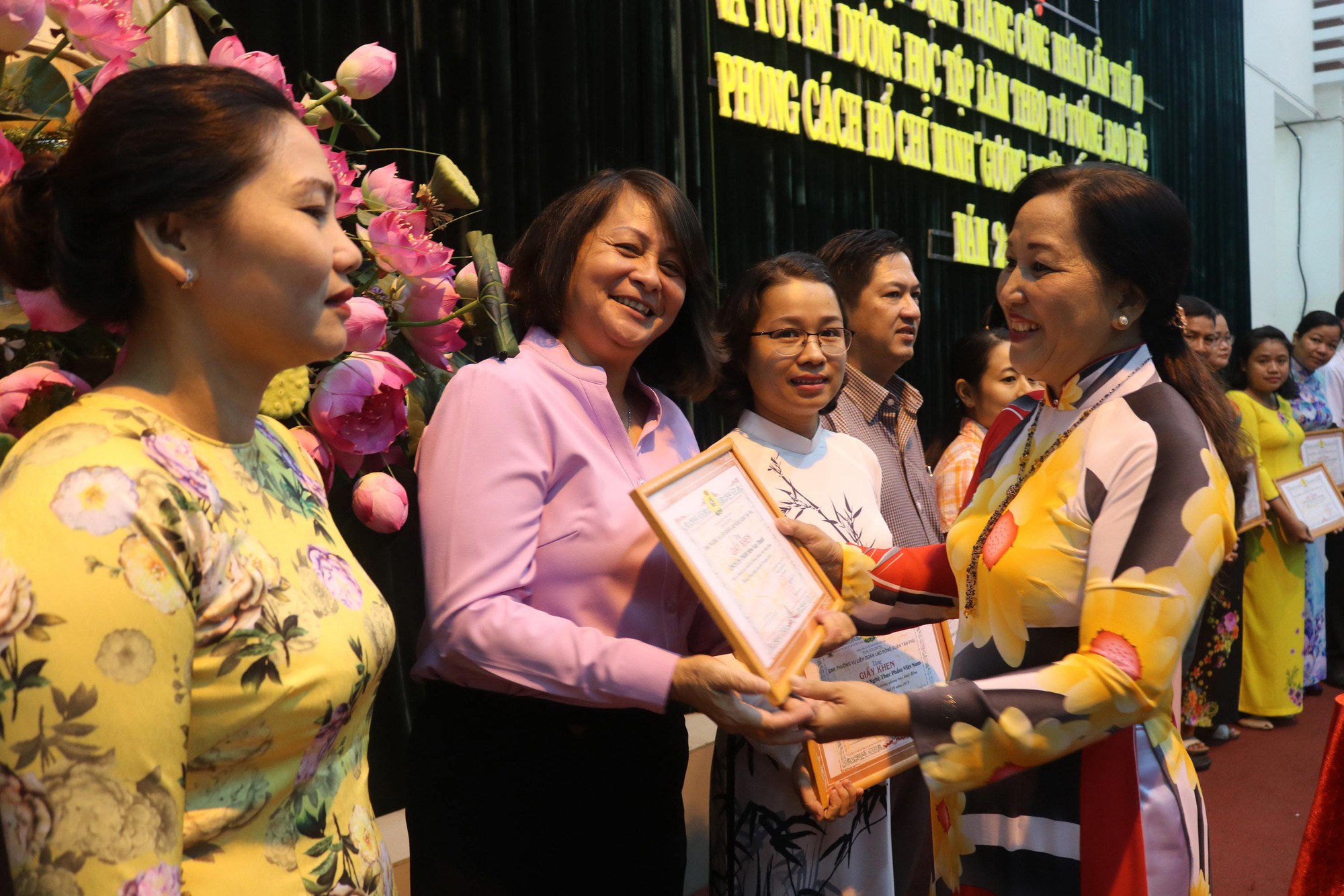 Gắn thi đua với học tập và làm theo gương Bác Hồ