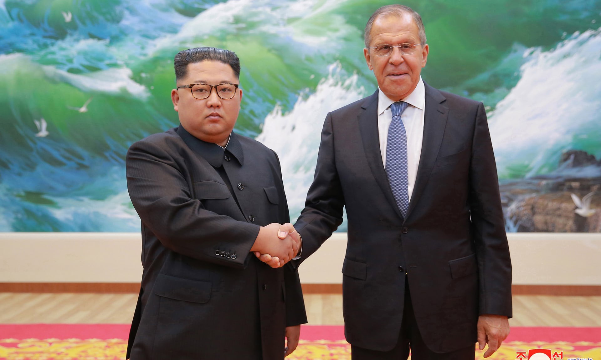 &Ocirc;ng Kim Jong-un khen &ocirc;ng Putin, Mỹ điều t&agrave;u s&acirc;n bay đến gần Triều Ti&ecirc;n - Ảnh 1.