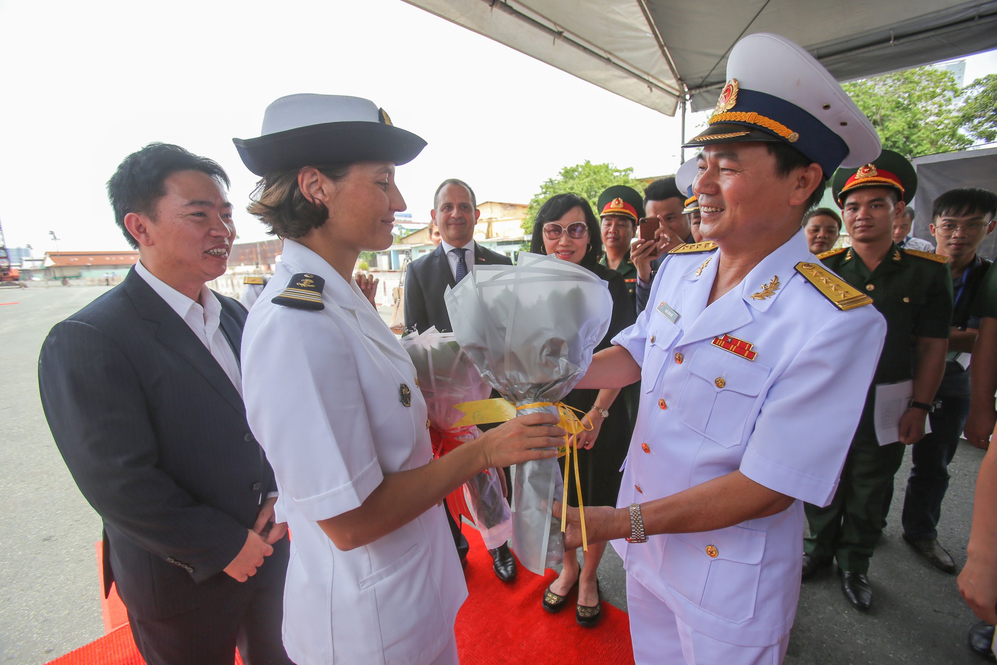 Nữ thuyền trưởng chỉ huy tàu chiến tàng hình Pháp thăm TP HCM - Ảnh 3.