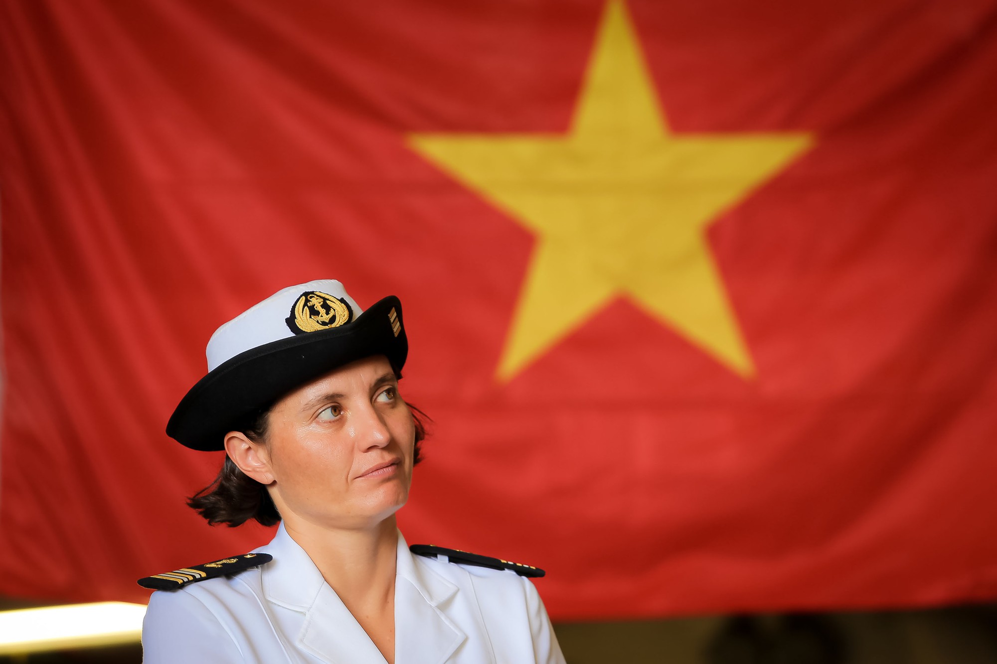 Nữ thuyền trưởng chỉ huy tàu chiến tàng hình Pháp thăm TP HCM