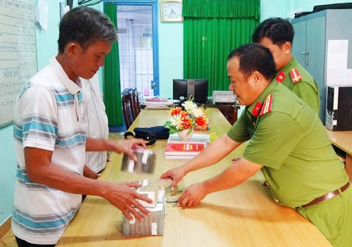 Chuyện người đàn ông ở Long An đòi lại được 2 vé số độc đắc