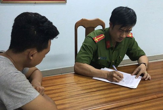 Cán bộ đô thị bị người bán hàng rong đánh - Ảnh 1.