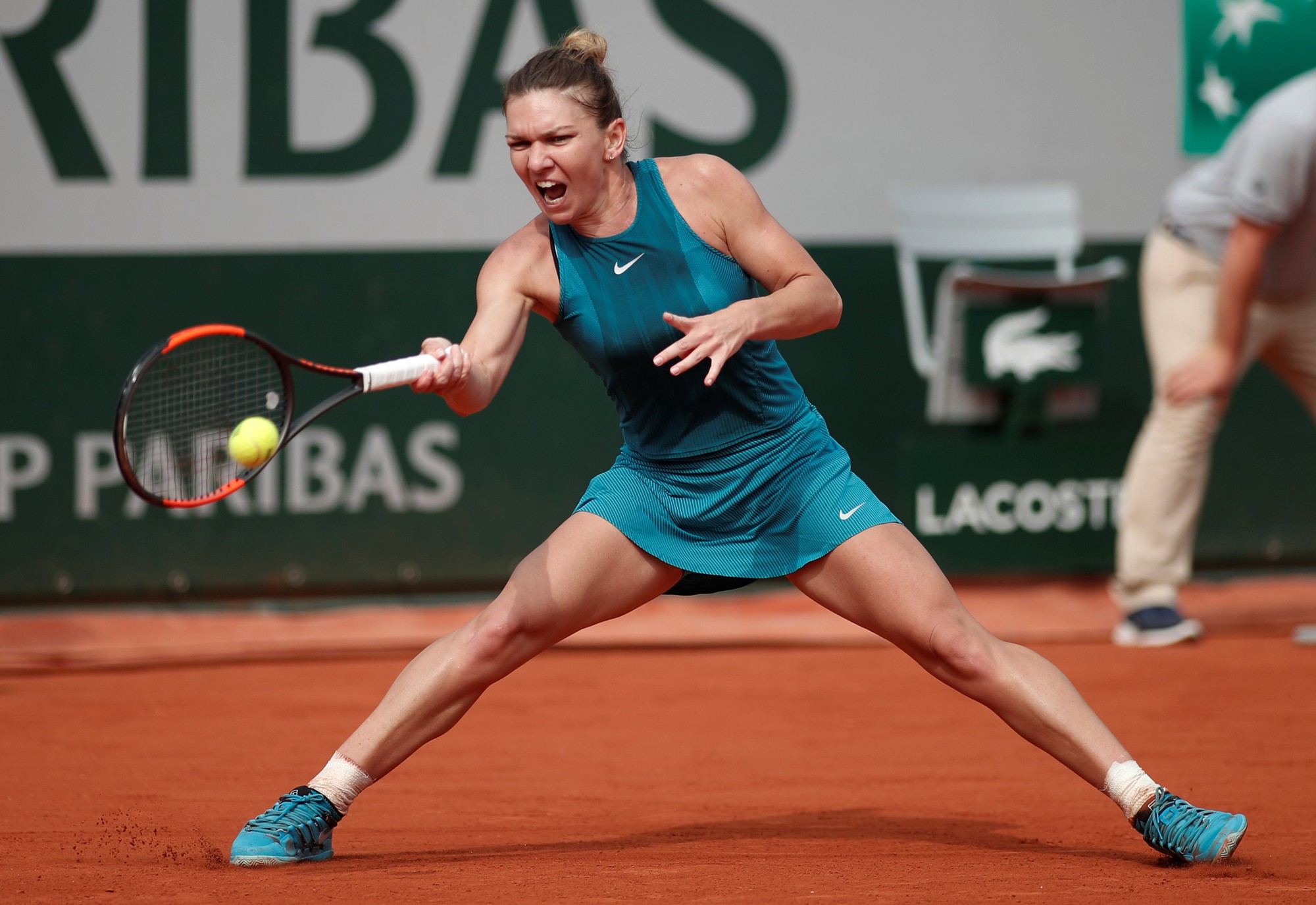 Halep x&uacute;c cảm tr&ecirc;n bục n&acirc;ng c&uacute;p Roland Garros 2018 - Ảnh 3.