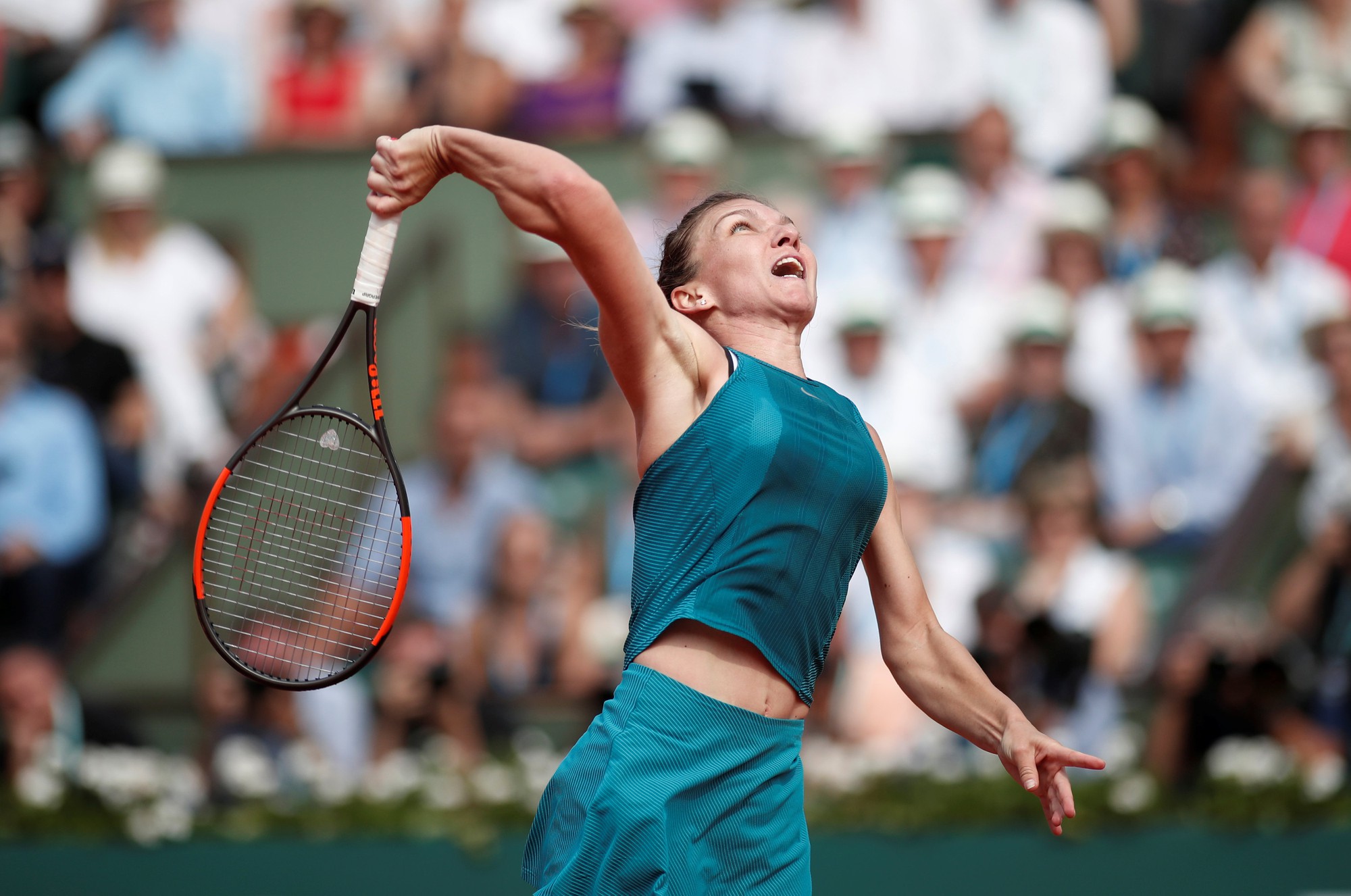 Halep x&uacute;c cảm tr&ecirc;n bục n&acirc;ng c&uacute;p Roland Garros 2018 - Ảnh 1.