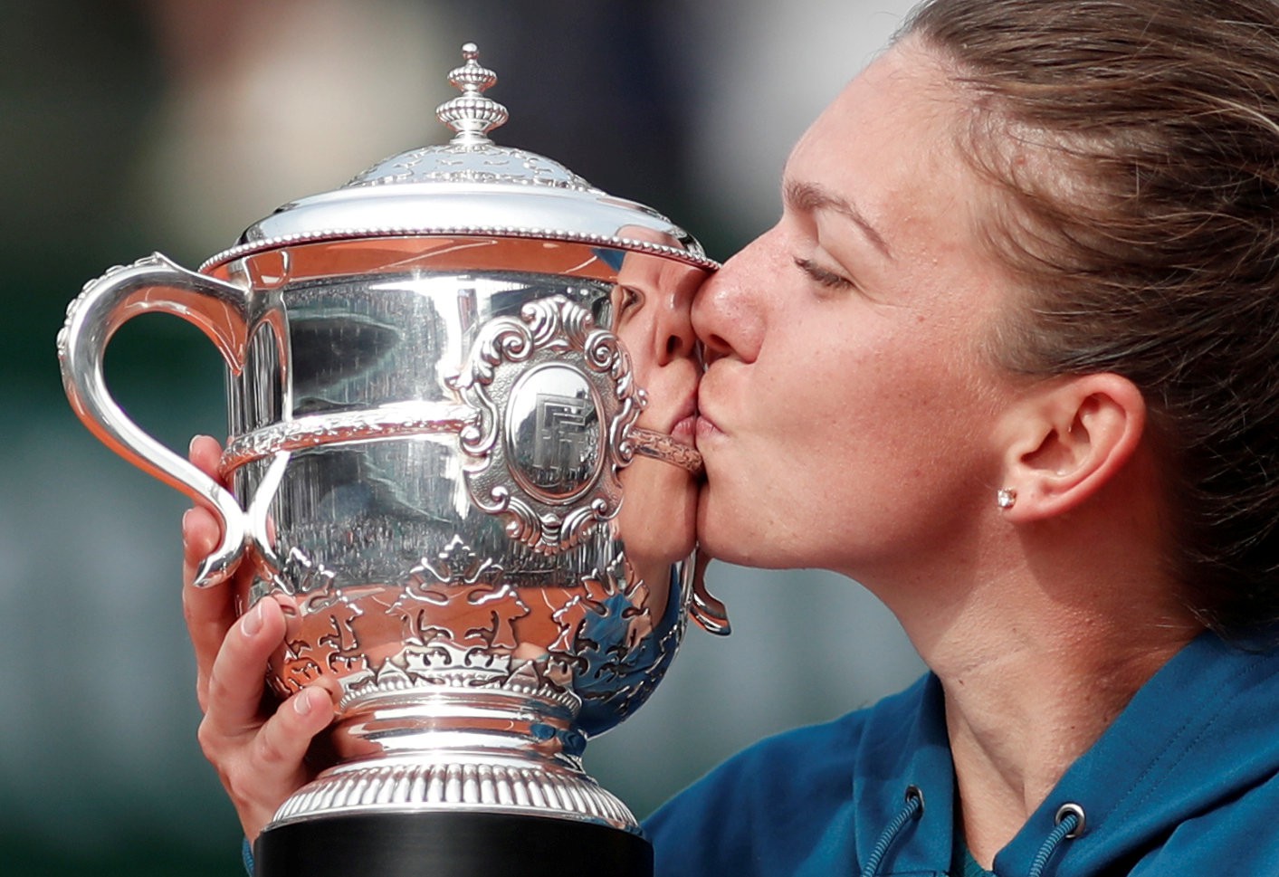Halep x&uacute;c cảm tr&ecirc;n bục n&acirc;ng c&uacute;p Roland Garros 2018 - Ảnh 5.