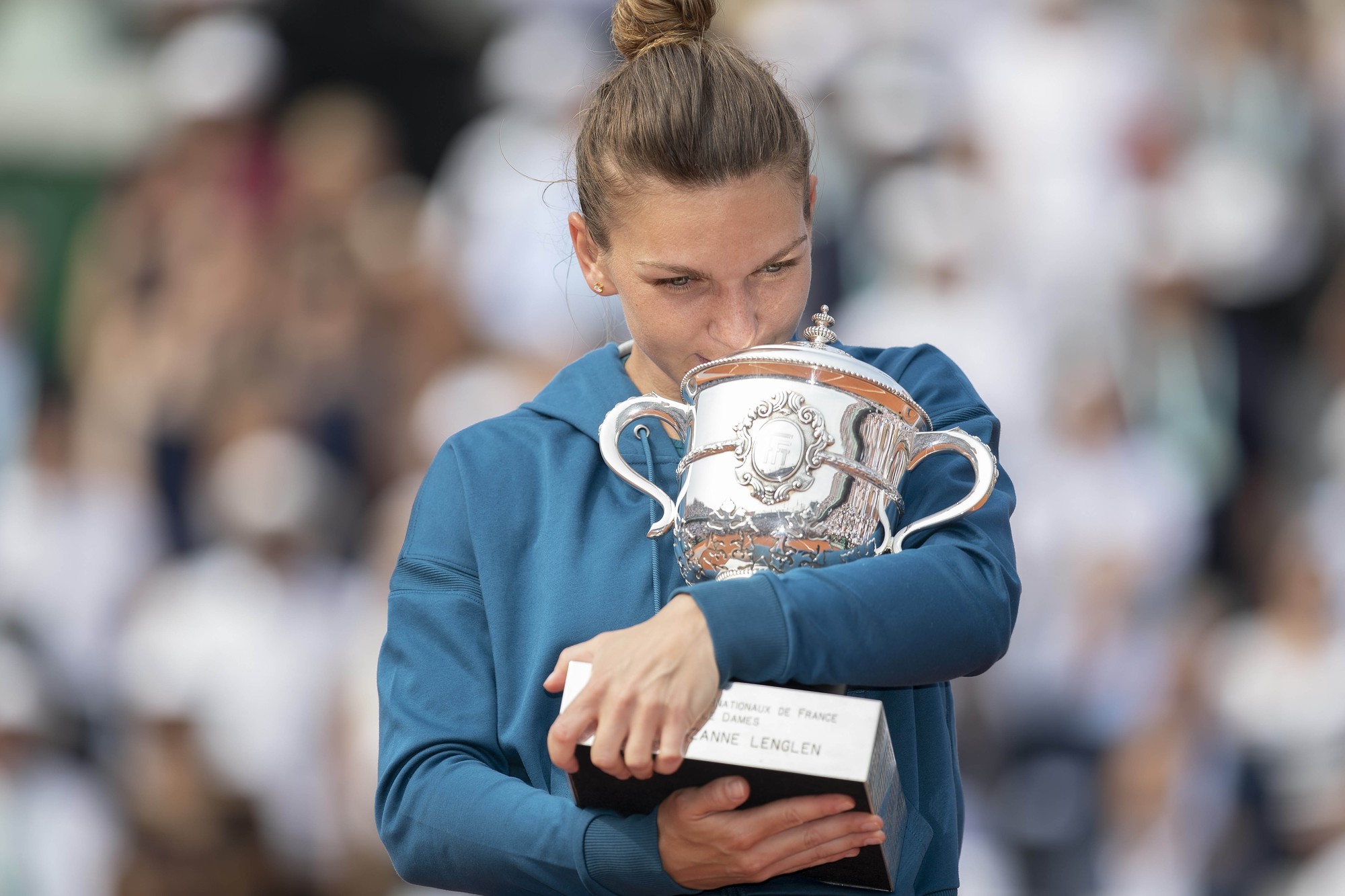 Halep x&uacute;c cảm tr&ecirc;n bục n&acirc;ng c&uacute;p Roland Garros 2018 - Ảnh 4.