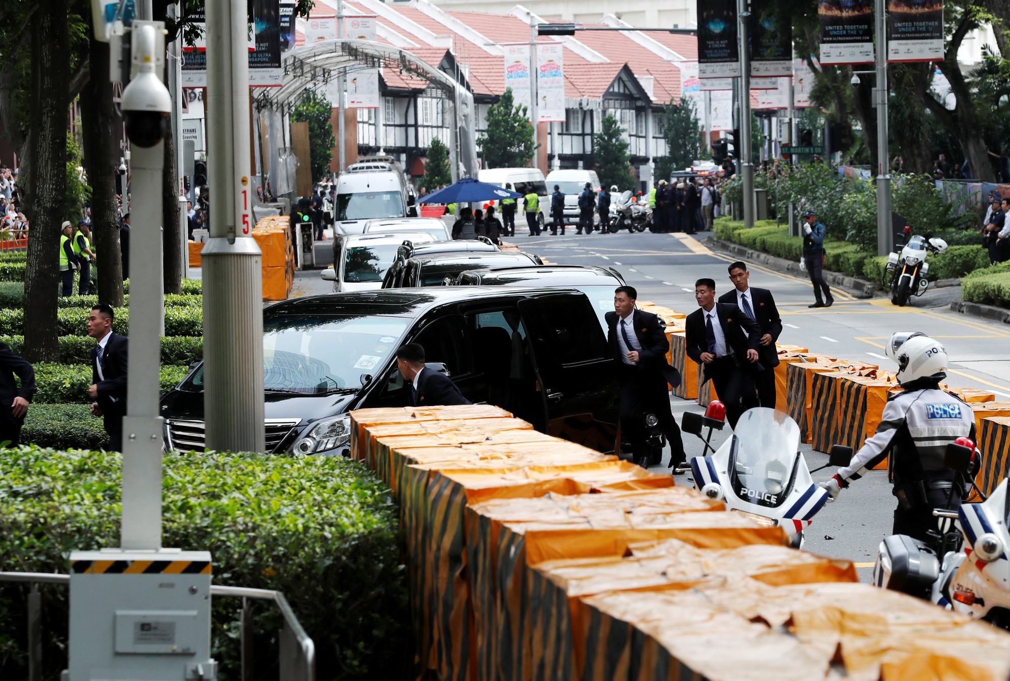 Ông Kim Jong-un tới Singapore, được vệ sĩ chạy bộ đưa về khách sạn - Ảnh 8.