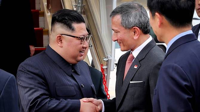 Ông Kim Jong-un tới Singapore, được vệ sĩ chạy bộ đưa về khách sạn