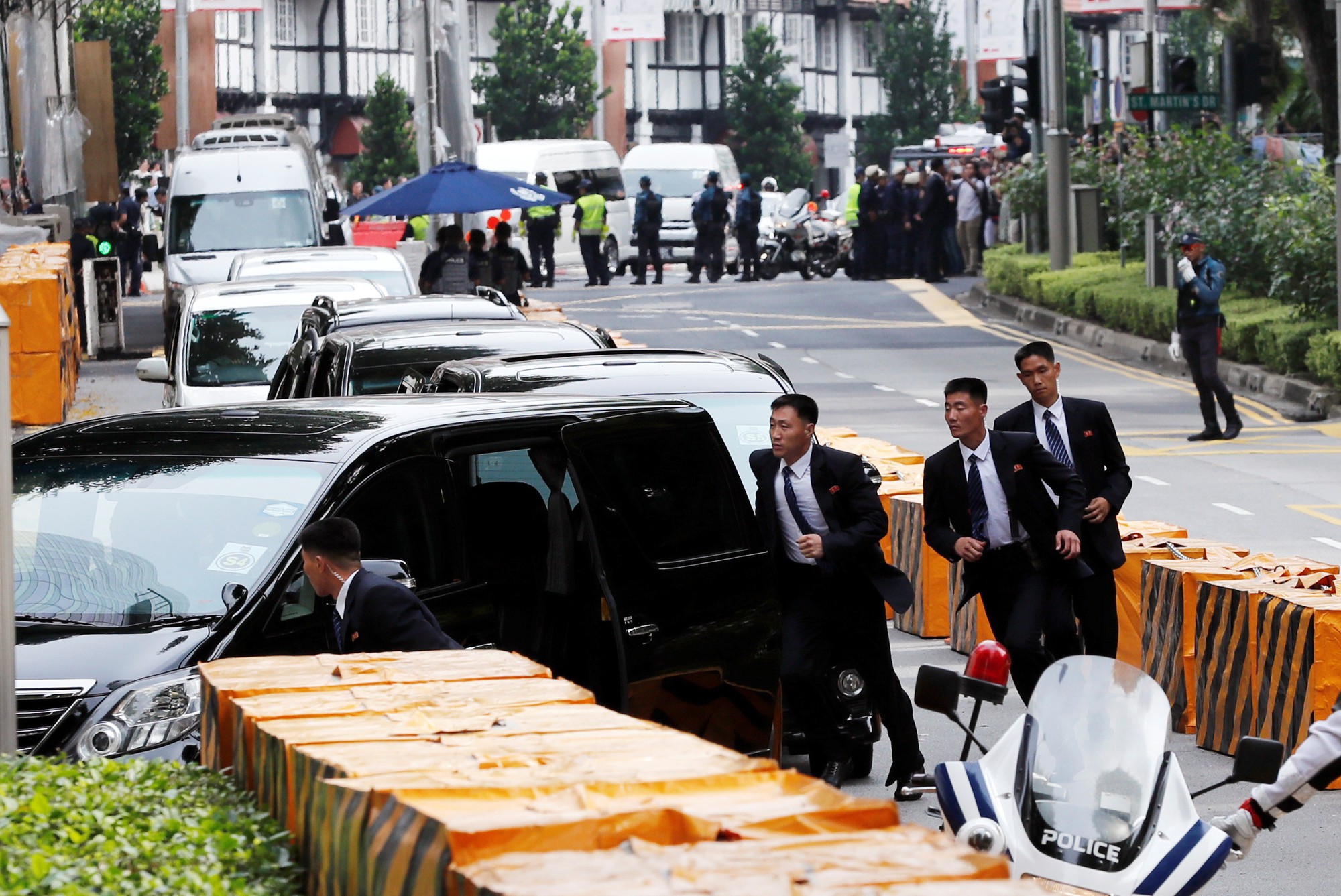 Ông Kim Jong-un tới Singapore, được vệ sĩ chạy bộ đưa về khách sạn - Ảnh 3.