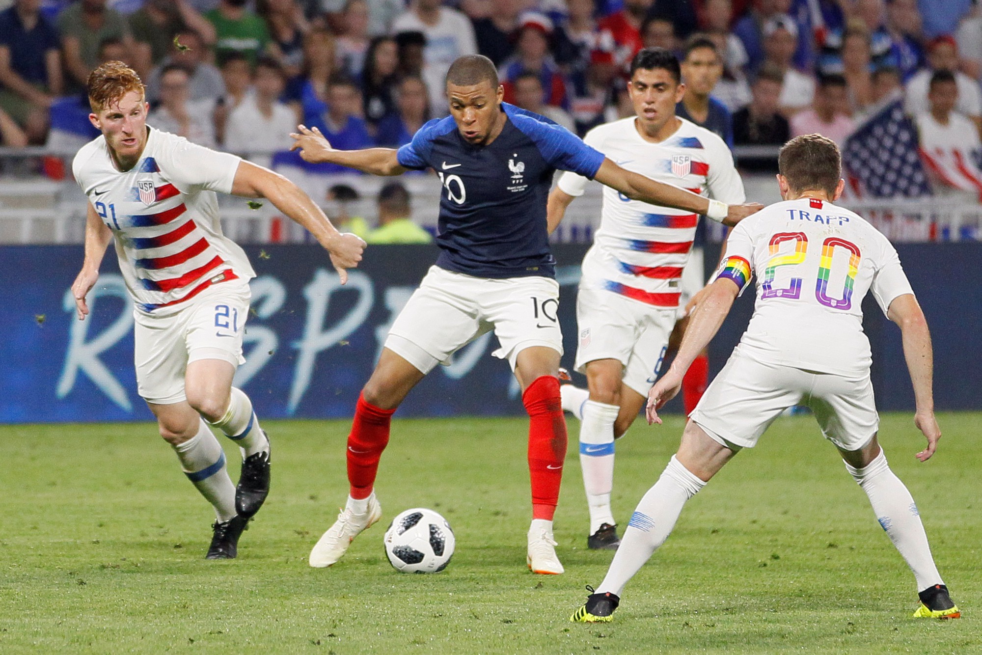 Ph&aacute;p chết hụt ở Lyon trong ng&agrave;y Giroud đổ m&aacute;u - Ảnh 5.