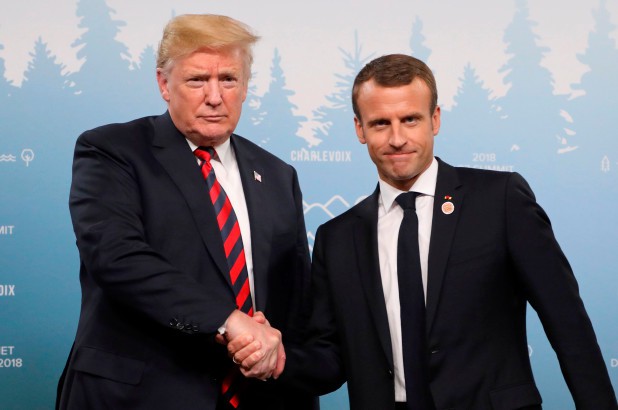 Ông Trump biến sắc sau cái bắt tay lạ lùng của "bạn thân"