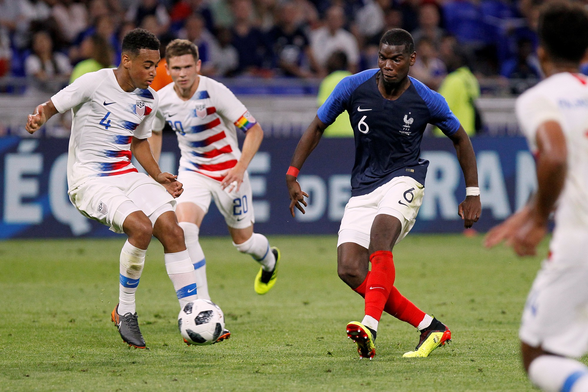 Ph&aacute;p chết hụt ở Lyon trong ng&agrave;y Giroud đổ m&aacute;u - Ảnh 2.